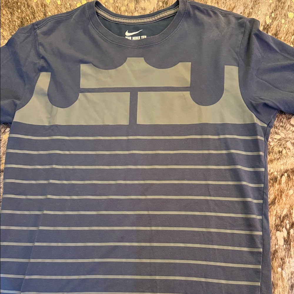 Nike Men's Navy and Gray Striped Tee